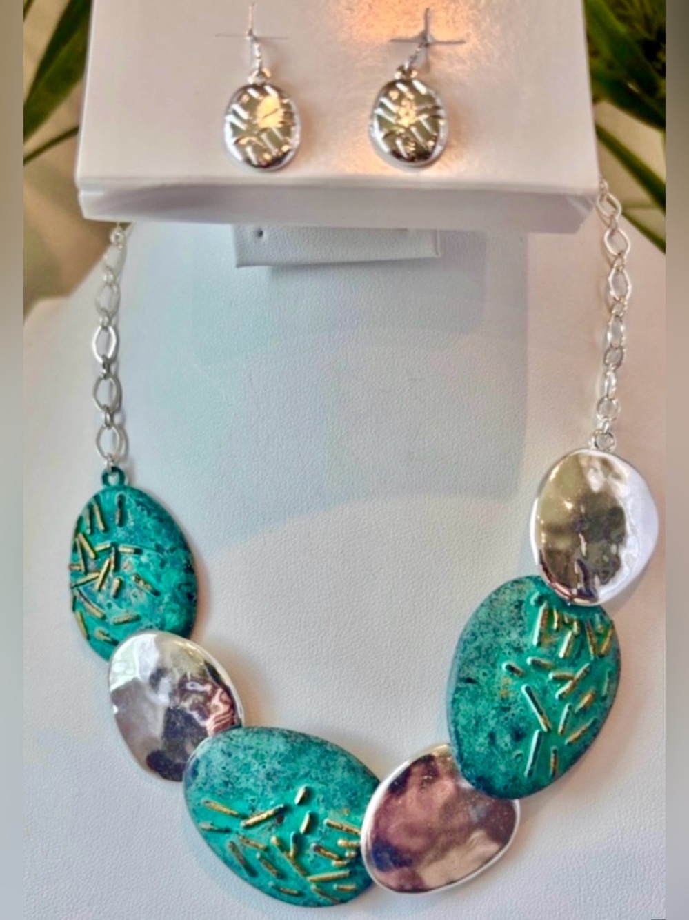 Kiana Metal Turquoise Oval & hammered silvertone,pendants,silver chain,earrings